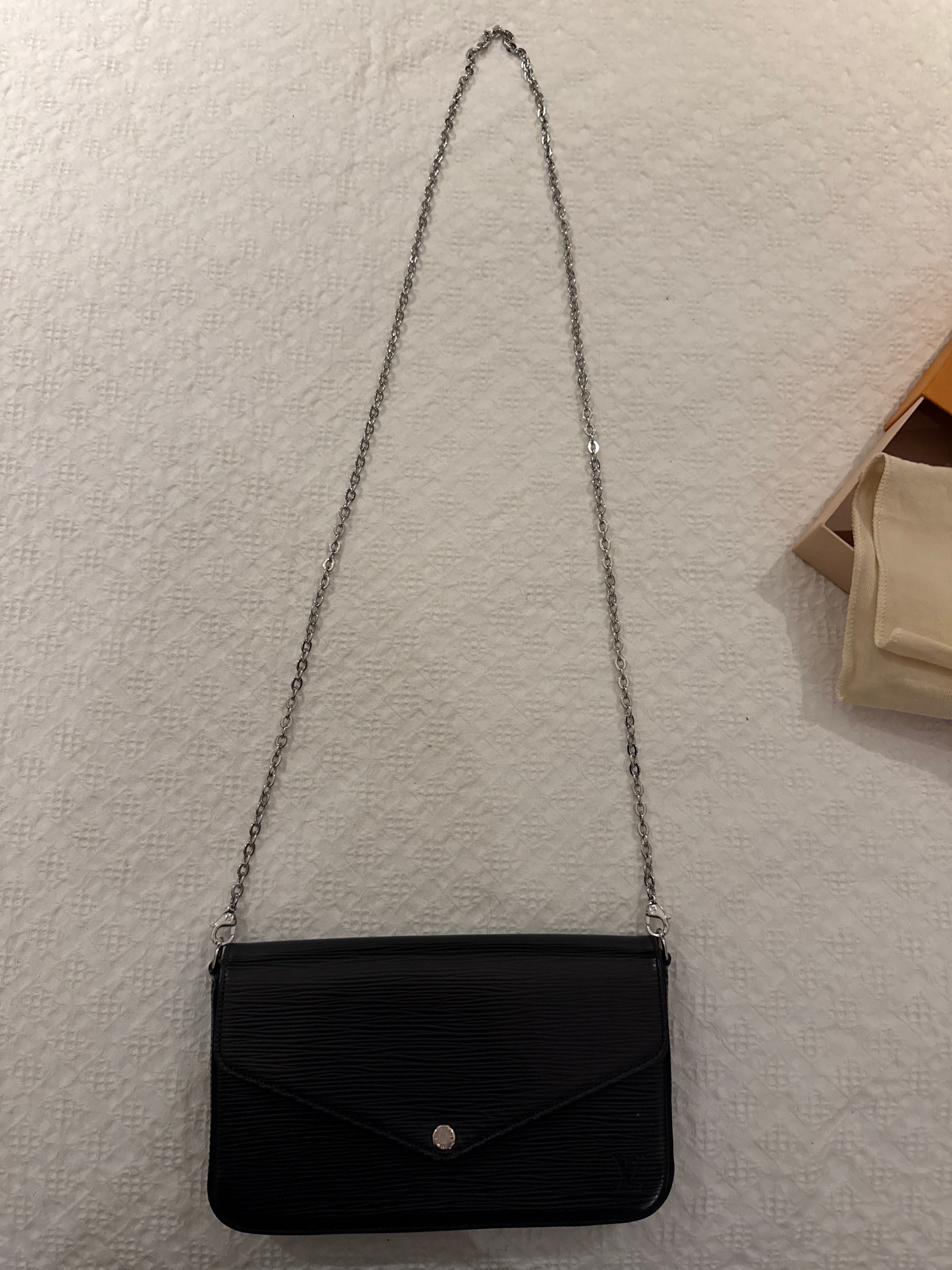 LOUIS VUITTON LV Pochette Félicie in Black,
EPI leather With a Silver-Tone Chain Strap