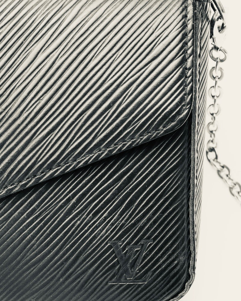 LOUIS VUITTON LV Pochette Félicie in Black,
EPI leather With a Silver-Tone Chain Strap