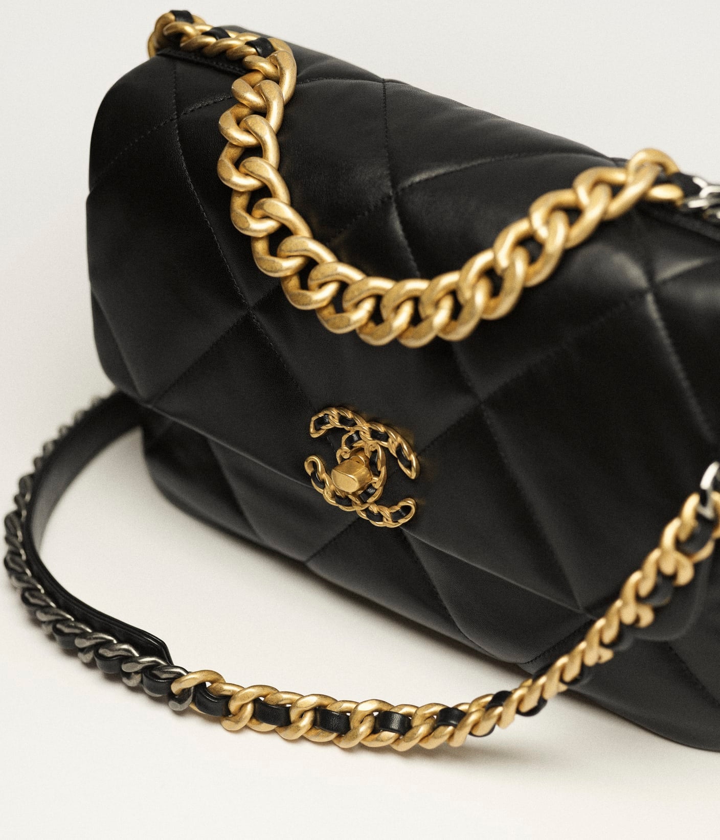 CHANEL 19 LARGE BLACK