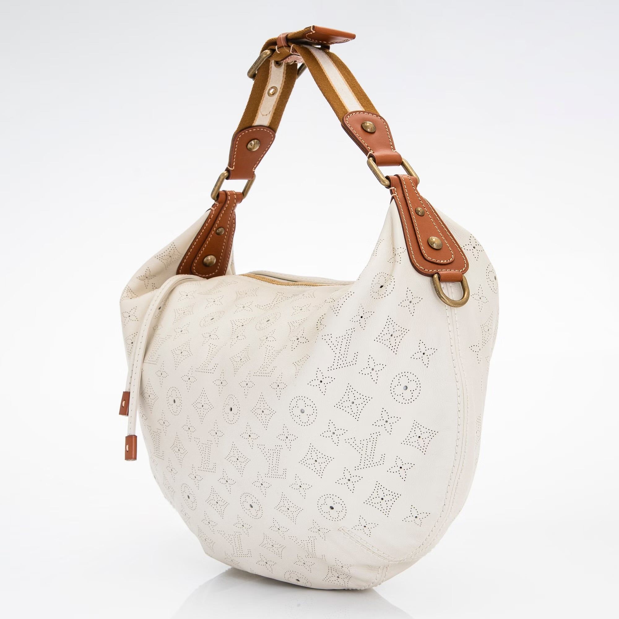 LOUIS VUITTON LV Mahina Leather Onatah GM hobo bag Monogram in Cream