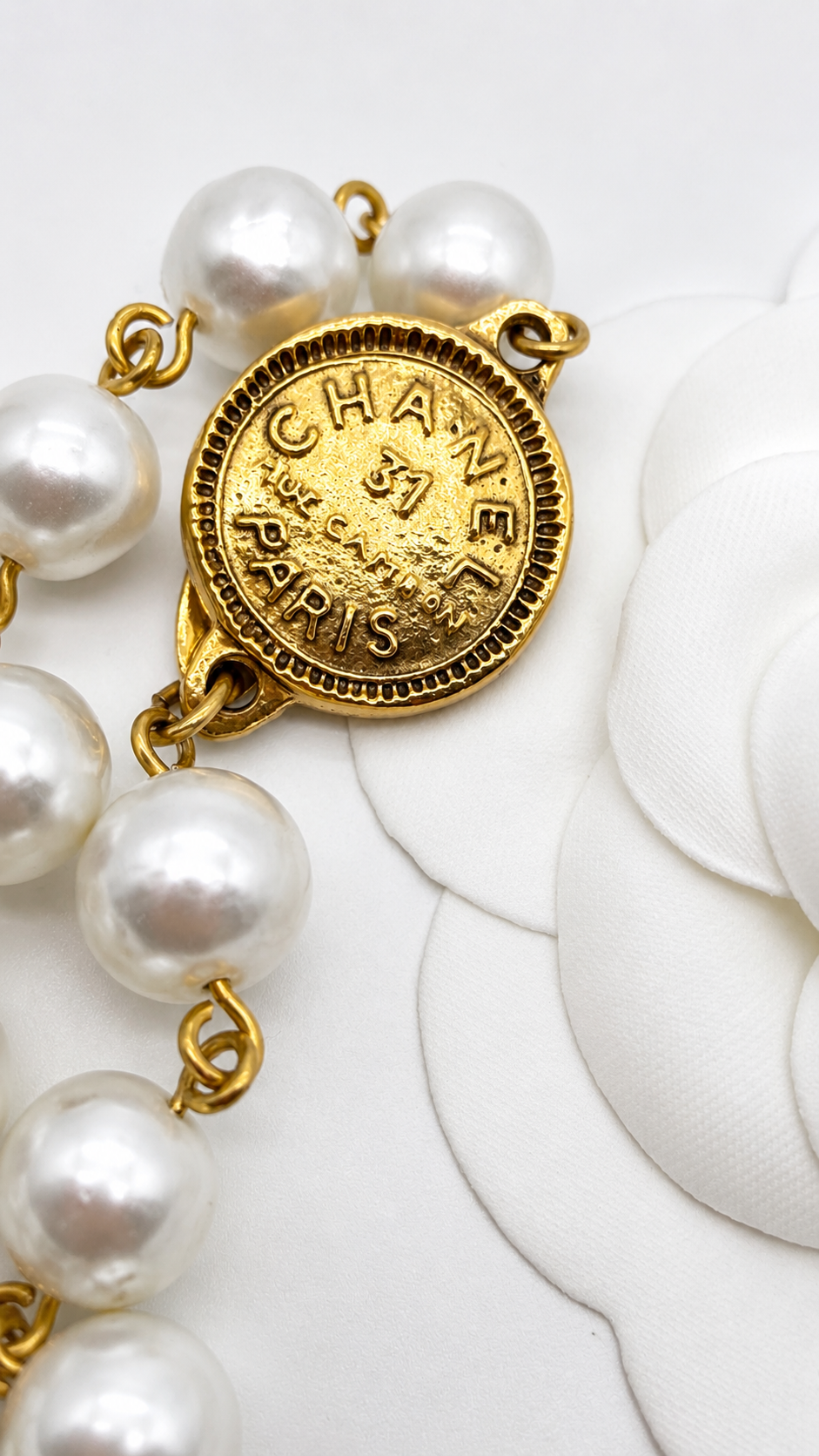 CHANEL ‘31 RUE CAMBON Paris Medallion PEARL NECKLACE