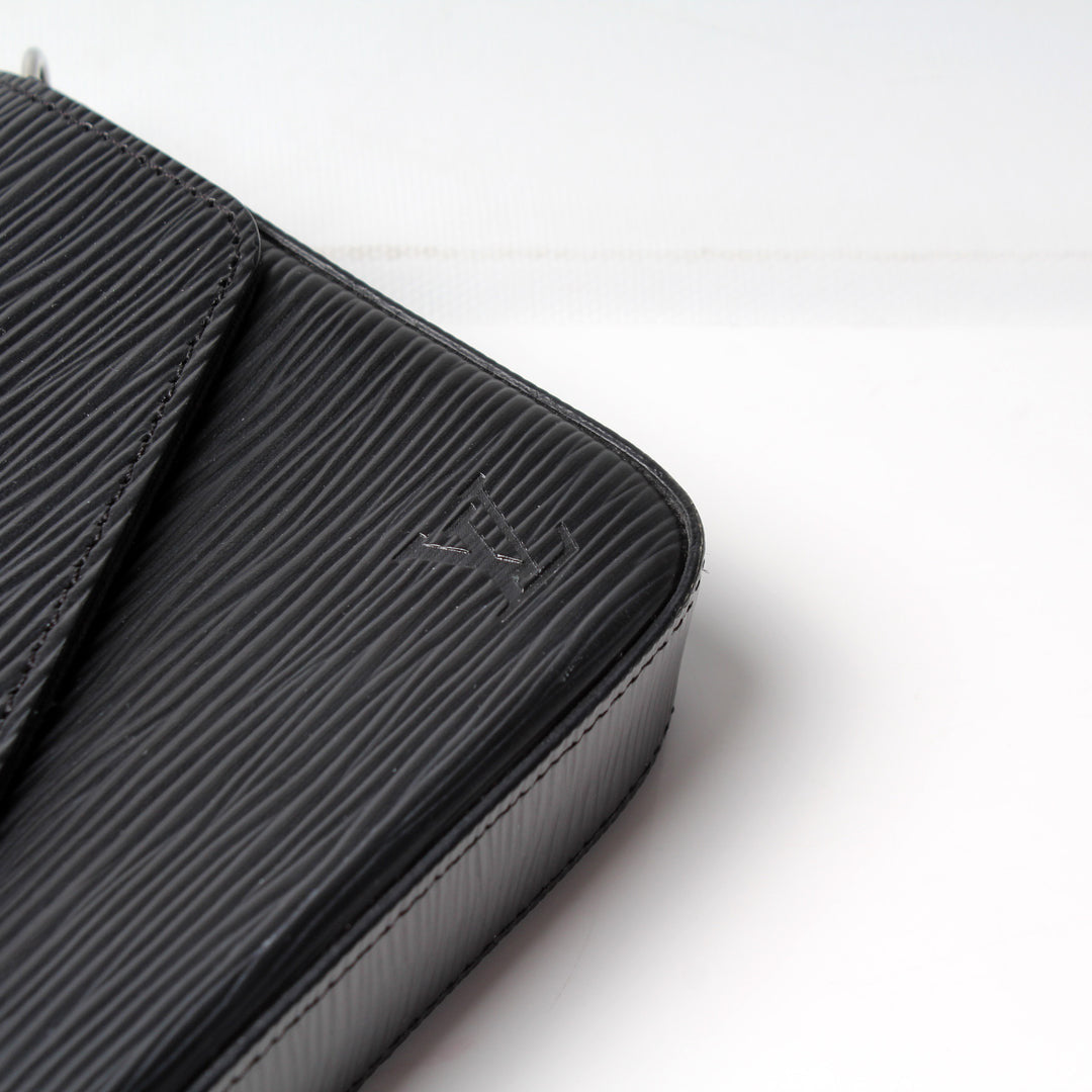 LOUIS VUITTON LV Pochette Félicie in Black,
EPI leather With a Silver-Tone Chain Strap