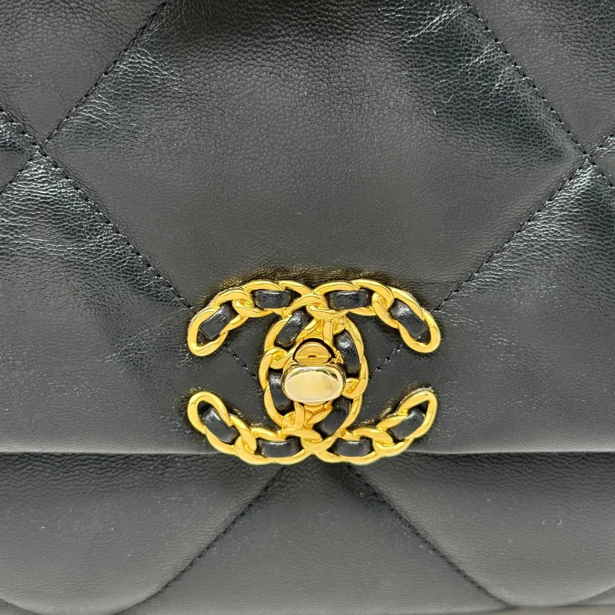 CHANEL 19 LARGE BLACK